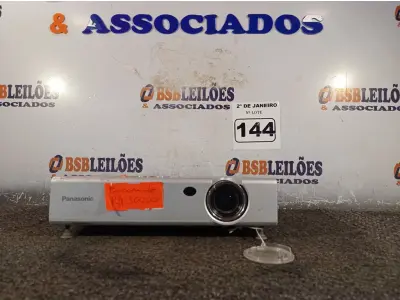 LOTE 144 - 01 PROJETOR MULTIMIDIA MARCA PANASONIC BIVOLT. (NO ESTADO) ATENÇÃO! FAZER A VISITAÇÃO ANTES DE ARREMATAR, NÃO SABEMOS SE FUNCIONA. LEILÃO NÃO TEM GARANTIA E NEM DEVOLUÇÃO, SUJEITO A POSSÍVEIS AVARIAS VISÍVEIS/OCULTAS E/OU AUSÊNCIA DE COMPONENTES.