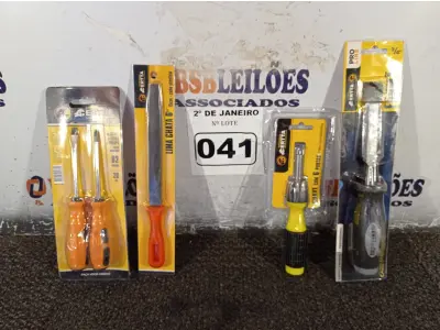 LOTE 041 - 01 FORMÃO ¾”, 01 LIMA CHATA 6” CABO PLÁSTICO, 01 CHAVE COM 06 PONTAS INTERCAMBIÁVEIS E 01 JOGO CHAVE PHILIPS COM 02 PEÇAS. (NOVO) (NO ESTADO) ATENÇÃO! FAZER A VISITAÇÃO ANTES DE ARREMATAR, NÃO SABEMOS SE FUNCIONA. LEILÃO NÃO TEM GARANTIA E NEM DEVOLUÇÃO, SUJEITO A POSSÍVEIS AVARIAS VISÍVEIS/OCULTAS E/OU AUSÊNCIA DE COMPONENTES.