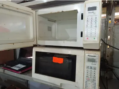 LOTE 557 - 02 MICRO-ONDAS MARCAS E MODELOS DIVERSOS. (NO ESTADO) ATENÇÃO! FAZER A VISITAÇÃO ANTES DE ARREMATAR, NÃO SABEMOS SE FUNCIONA. LEILÃO NÃO TEM GARANTIA E NEM DEVOLUÇÃO, SUJEITO A POSSÍVEIS AVARIAS VISÍVEIS/OCULTAS E/OU AUSÊNCIA DE COMPONENTES.