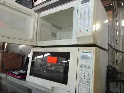 LOTE 557 - 02 MICRO-ONDAS MARCAS E MODELOS DIVERSOS. (NO ESTADO) ATENÇÃO! FAZER A VISITAÇÃO ANTES DE ARREMATAR, NÃO SABEMOS SE FUNCIONA. LEILÃO NÃO TEM GARANTIA E NEM DEVOLUÇÃO, SUJEITO A POSSÍVEIS AVARIAS VISÍVEIS/OCULTAS E/OU AUSÊNCIA DE COMPONENTES.