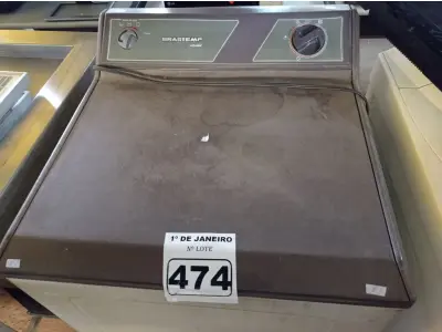 LOTE 474 - 01 MÁQUINA DE LAVAR ROUPAS MARCA BRASTEMP. (NO ESTADO) ATENÇÃO! FAZER A VISITAÇÃO ANTES DE ARREMATAR, NÃO SABEMOS SE FUNCIONA. LEILÃO NÃO TEM GARANTIA E NEM DEVOLUÇÃO, SUJEITO A POSSÍVEIS AVARIAS VISÍVEIS/OCULTAS E/OU AUSÊNCIA DE COMPONENTES.