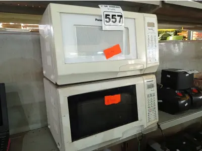LOTE 557 - 02 MICRO-ONDAS MARCAS E MODELOS DIVERSOS. (NO ESTADO) ATENÇÃO! FAZER A VISITAÇÃO ANTES DE ARREMATAR, NÃO SABEMOS SE FUNCIONA. LEILÃO NÃO TEM GARANTIA E NEM DEVOLUÇÃO, SUJEITO A POSSÍVEIS AVARIAS VISÍVEIS/OCULTAS E/OU AUSÊNCIA DE COMPONENTES.