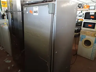 LOTE 445 - 01 FREEZER VERTICAL MARCA CÔNSUL 220V. (NO ESTADO) ATENÇÃO! FAZER A VISITAÇÃO ANTES DE ARREMATAR, NÃO SABEMOS SE FUNCIONA. LEILÃO NÃO TEM GARANTIA E NEM DEVOLUÇÃO, SUJEITO A POSSÍVEIS AVARIAS VISÍVEIS/OCULTAS E/OU AUSÊNCIA DE COMPONENTES.