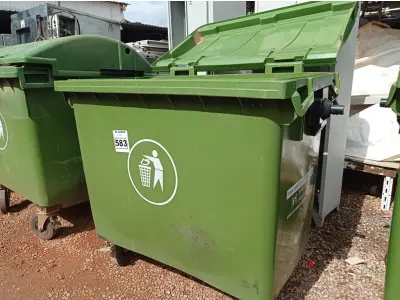 LOTE 509 - 01 CONTÊINER HDPE EN840 660L.  (NO ESTADO) ATENÇÃO! FAZER A VISITAÇÃO ANTES DE ARREMATAR, NÃO SABEMOS SE FUNCIONA. LEILÃO NÃO TEM GARANTIA E NEM DEVOLUÇÃO, SUJEITO A POSSÍVEIS AVARIAS VISÍVEIS/OCULTAS E/OU AUSÊNCIA DE COMPONENTES.