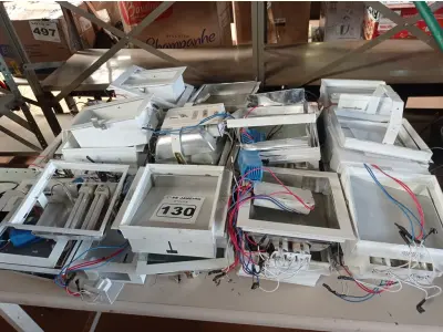 LOTE 130 - 01 LOTE COM VÁRIAS LUMINÁRIAS DE EMBUTIR INCOMPLETAS.(NO ESTADO) ATENÇÃO! FAZER A VISITAÇÃO ANTES DE ARREMATAR, NÃO SABEMOS SE FUNCIONA. LEILÃO NÃO TEM GARANTIA E NEM DEVOLUÇÃO, SUJEITO A POSSÍVEIS AVARIAS VISÍVEIS/OCULTAS E/OU AUSÊNCIA DE COMPONENTES.