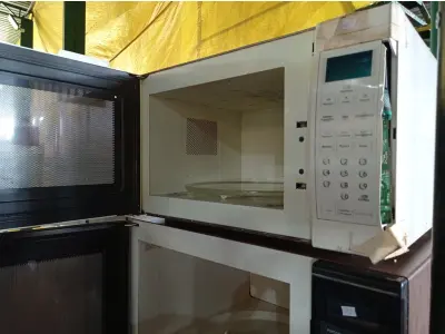LOTE 484 - 02 MICRO-ONDAS MARCAS E MODELOS DIVERSOS. (NO ESTADO) ATENÇÃO! FAZER A VISITAÇÃO ANTES DE ARREMATAR, NÃO SABEMOS SE FUNCIONA. LEILÃO NÃO TEM GARANTIA E NEM DEVOLUÇÃO, SUJEITO A POSSÍVEIS AVARIAS VISÍVEIS/OCULTAS E/OU AUSÊNCIA DE COMPONENTES.