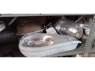 LOTE 114 - 05 LUMINÁRIAS DE POSTE. (NO ESTADO) ATENÇÃO! FAZER A VISITAÇÃO ANTES DE ARREMATAR, NÃO SABEMOS SE FUNCIONA. LEILÃO NÃO TEM GARANTIA E NEM DEVOLUÇÃO, SUJEITO A POSSÍVEIS AVARIAS VISÍVEIS/OCULTAS E/OU AUSÊNCIA DE COMPONENTES.