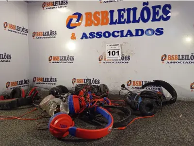 LOTE 101 - 01 LOTE COM VÁRIOS FONES DE OUVIDO E PISCAS PARA MOTO MARCAS E MODELOS DIVERSOS. (NO ESTADO) ATENÇÃO! FAZER A VISITAÇÃO ANTES DE ARREMATAR, NÃO SABEMOS SE FUNCIONA. LEILÃO NÃO TEM GARANTIA E NEM DEVOLUÇÃO, SUJEITO A POSSÍVEIS AVARIAS VISÍVEIS/OCULTAS E/OU AUSÊNCIA DE COMPONENTES.
