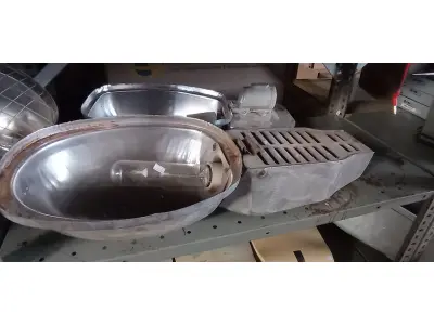LOTE 114 - 05 LUMINÁRIAS DE POSTE. (NO ESTADO) ATENÇÃO! FAZER A VISITAÇÃO ANTES DE ARREMATAR, NÃO SABEMOS SE FUNCIONA. LEILÃO NÃO TEM GARANTIA E NEM DEVOLUÇÃO, SUJEITO A POSSÍVEIS AVARIAS VISÍVEIS/OCULTAS E/OU AUSÊNCIA DE COMPONENTES.