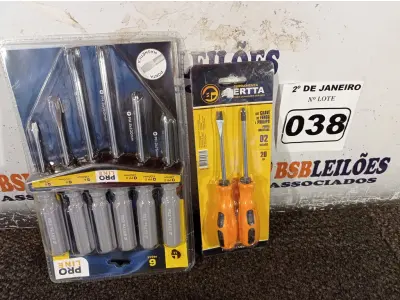 LOTE 038 - 01 KIT CHAVE DE FENDA E PHILIPS COM 02 PEÇAS 20CM E 01 KIT FENDA E PHILIPS PONTA MAGNÉTICA COM 06 PEÇAS. (NOVO)(NO ESTADO) ATENÇÃO! FAZER A VISITAÇÃO ANTES DE ARREMATAR, NÃO SABEMOS SE FUNCIONA. LEILÃO NÃO TEM GARANTIA E NEM DEVOLUÇÃO, SUJEITO A POSSÍVEIS AVARIAS VISÍVEIS/OCULTAS E/OU AUSÊNCIA DE COMPONENTES.