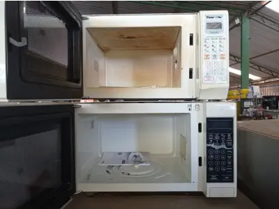 LOTE 439 - 02 MICRO-ONDAS MARCAS E MODELOS DIVERSOS. (NO ESTADO) ATENÇÃO! FAZER A VISITAÇÃO ANTES DE ARREMATAR, NÃO SABEMOS SE FUNCIONA. LEILÃO NÃO TEM GARANTIA E NEM DEVOLUÇÃO, SUJEITO A POSSÍVEIS AVARIAS VISÍVEIS/OCULTAS E/OU AUSÊNCIA DE COMPONENTES.