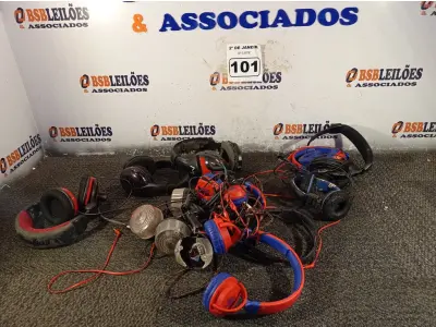 LOTE 101 - 01 LOTE COM VÁRIOS FONES DE OUVIDO E PISCAS PARA MOTO MARCAS E MODELOS DIVERSOS. (NO ESTADO) ATENÇÃO! FAZER A VISITAÇÃO ANTES DE ARREMATAR, NÃO SABEMOS SE FUNCIONA. LEILÃO NÃO TEM GARANTIA E NEM DEVOLUÇÃO, SUJEITO A POSSÍVEIS AVARIAS VISÍVEIS/OCULTAS E/OU AUSÊNCIA DE COMPONENTES.