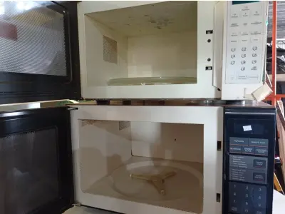 LOTE 484 - 02 MICRO-ONDAS MARCAS E MODELOS DIVERSOS. (NO ESTADO) ATENÇÃO! FAZER A VISITAÇÃO ANTES DE ARREMATAR, NÃO SABEMOS SE FUNCIONA. LEILÃO NÃO TEM GARANTIA E NEM DEVOLUÇÃO, SUJEITO A POSSÍVEIS AVARIAS VISÍVEIS/OCULTAS E/OU AUSÊNCIA DE COMPONENTES.