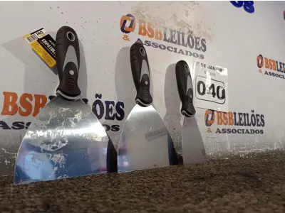 LOTE 040 - 02 ESPÁTULAS 5” COM CABO EMBORRACHADO E 01 ESPÁTULA 2,5. (NOVO) (NO ESTADO) ATENÇÃO! FAZER A VISITAÇÃO ANTES DE ARREMATAR, NÃO SABEMOS SE FUNCIONA. LEILÃO NÃO TEM GARANTIA E NEM DEVOLUÇÃO, SUJEITO A POSSÍVEIS AVARIAS VISÍVEIS/OCULTAS E/OU AUSÊNCIA DE COMPONENTES.