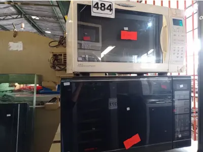 LOTE 484 - 02 MICRO-ONDAS MARCAS E MODELOS DIVERSOS. (NO ESTADO) ATENÇÃO! FAZER A VISITAÇÃO ANTES DE ARREMATAR, NÃO SABEMOS SE FUNCIONA. LEILÃO NÃO TEM GARANTIA E NEM DEVOLUÇÃO, SUJEITO A POSSÍVEIS AVARIAS VISÍVEIS/OCULTAS E/OU AUSÊNCIA DE COMPONENTES.