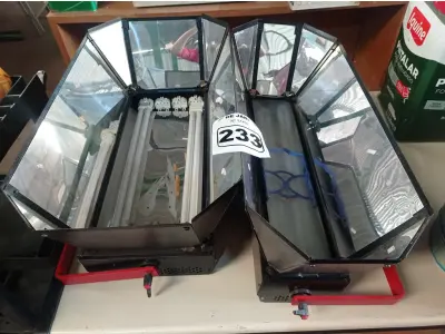 LOTE 233 - 02 LUMINÁRIAS PARA ESTÚDIO. (NO ESTADO) ATENÇÃO! FAZER A VISITAÇÃO ANTES DE ARREMATAR, NÃO SABEMOS SE FUNCIONA. LEILÃO NÃO TEM GARANTIA E NEM DEVOLUÇÃO, SUJEITO A POSSÍVEIS AVARIAS VISÍVEIS/OCULTAS E/OU AUSÊNCIA DE COMPONENTES.