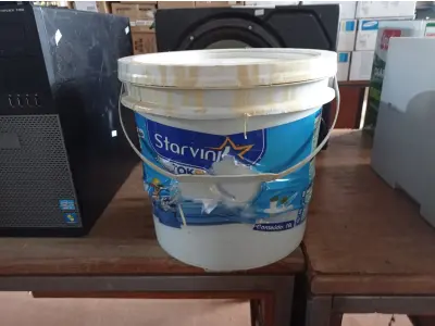 LOTE 472 - 01 BALDE DE MASSA ACRÍLICA STAR VINIL TOK PVA 16L. (NO ESTADO) ATENÇÃO! FAZER A VISITAÇÃO ANTES DE ARREMATAR, NÃO SABEMOS SE FUNCIONA. LEILÃO NÃO TEM GARANTIA E NEM DEVOLUÇÃO, SUJEITO A POSSÍVEIS AVARIAS VISÍVEIS/OCULTAS E/OU AUSÊNCIA DE COMPONENTES.