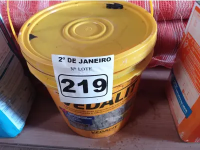 LOTE 219 - 01 BALDE DE VEDACIT, ADITIVO IMPERMEABILIZANTE PARA CONCRETOS E ARGAMASSAS 18L. (NO ESTADO) ATENÇÃO! FAZER A VISITAÇÃO ANTES DE ARREMATAR, NÃO SABEMOS SE FUNCIONA. LEILÃO NÃO TEM GARANTIA E NEM DEVOLUÇÃO, SUJEITO A POSSÍVEIS AVARIAS VISÍVEIS/OCULTAS E/OU AUSÊNCIA DE COMPONENTES.