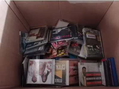 LOTE 213 - 01 LOTE COM FITAS CASSETE, DVD E CDS. (NO ESTADO) ATENÇÃO! FAZER A VISITAÇÃO ANTES DE ARREMATAR, NÃO SABEMOS SE FUNCIONA. LEILÃO NÃO TEM GARANTIA E NEM DEVOLUÇÃO, SUJEITO A POSSÍVEIS AVARIAS VISÍVEIS/OCULTAS E/OU AUSÊNCIA DE COMPONENTES.