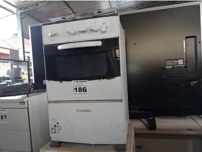 LOTE 186 - 01 LAVADORA DE ROUPAS MARCA ELECTROLUX E 01 FOGÃO 04 BOCAS MARCA ESMALTEC. (NO ESTADO) ATENÇÃO! FAZER A VISITAÇÃO ANTES DE ARREMATAR, NÃO SABEMOS SE FUNCIONA. LEILÃO NÃO TEM GARANTIA E NEM DEVOLUÇÃO, SUJEITO A POSSÍVEIS AVARIAS VISÍVEIS/OCULTAS E/OU AUSÊNCIA DE COMPONENTES.