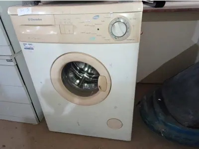LOTE 186 - 01 LAVADORA DE ROUPAS MARCA ELECTROLUX E 01 FOGÃO 04 BOCAS MARCA ESMALTEC. (NO ESTADO) ATENÇÃO! FAZER A VISITAÇÃO ANTES DE ARREMATAR, NÃO SABEMOS SE FUNCIONA. LEILÃO NÃO TEM GARANTIA E NEM DEVOLUÇÃO, SUJEITO A POSSÍVEIS AVARIAS VISÍVEIS/OCULTAS E/OU AUSÊNCIA DE COMPONENTES.