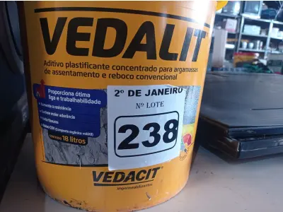 LOTE 238 - 01 BALDE DE VEDACIT, ADITIVO IMPERMEABILIZANTE PARA CONCRETOS E ARGAMASSAS 18L. (NO ESTADO) ATENÇÃO! FAZER A VISITAÇÃO ANTES DE ARREMATAR, NÃO SABEMOS SE FUNCIONA. LEILÃO NÃO TEM GARANTIA E NEM DEVOLUÇÃO, SUJEITO A POSSÍVEIS AVARIAS VISÍVEIS/OCULTAS E/OU AUSÊNCIA DE COMPONENTES.