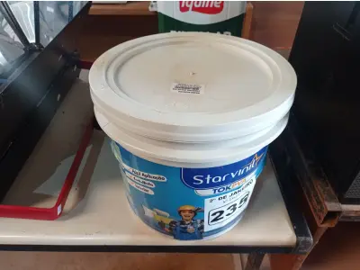 LOTE 235 - 01 BALDE DE MASSA ACRÍLICA STAR VINIL TOK PVA 16L. (NO ESTADO) ATENÇÃO! FAZER A VISITAÇÃO ANTES DE ARREMATAR, NÃO SABEMOS SE FUNCIONA. LEILÃO NÃO TEM GARANTIA E NEM DEVOLUÇÃO, SUJEITO A POSSÍVEIS AVARIAS VISÍVEIS/OCULTAS E/OU AUSÊNCIA DE COMPONENTES.