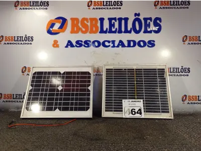 LOTE 464 - 02 PAINÉIS SOLARES 18V 10W.  (NO ESTADO) ATENÇÃO! FAZER A VISITAÇÃO ANTES DE ARREMATAR, NÃO SABEMOS SE FUNCIONA. LEILÃO NÃO TEM GARANTIA E NEM DEVOLUÇÃO, SUJEITO A POSSÍVEIS AVARIAS VISÍVEIS/OCULTAS E/OU AUSÊNCIA DE COMPONENTES.