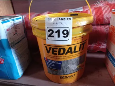 LOTE 219 - 01 BALDE DE VEDACIT, ADITIVO IMPERMEABILIZANTE PARA CONCRETOS E ARGAMASSAS 18L. (NO ESTADO) ATENÇÃO! FAZER A VISITAÇÃO ANTES DE ARREMATAR, NÃO SABEMOS SE FUNCIONA. LEILÃO NÃO TEM GARANTIA E NEM DEVOLUÇÃO, SUJEITO A POSSÍVEIS AVARIAS VISÍVEIS/OCULTAS E/OU AUSÊNCIA DE COMPONENTES.