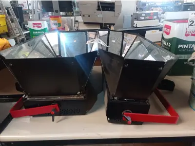 LOTE 233 - 02 LUMINÁRIAS PARA ESTÚDIO. (NO ESTADO) ATENÇÃO! FAZER A VISITAÇÃO ANTES DE ARREMATAR, NÃO SABEMOS SE FUNCIONA. LEILÃO NÃO TEM GARANTIA E NEM DEVOLUÇÃO, SUJEITO A POSSÍVEIS AVARIAS VISÍVEIS/OCULTAS E/OU AUSÊNCIA DE COMPONENTES.
