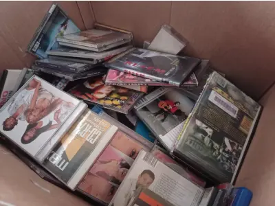 LOTE 213 - 01 LOTE COM FITAS CASSETE, DVD E CDS. (NO ESTADO) ATENÇÃO! FAZER A VISITAÇÃO ANTES DE ARREMATAR, NÃO SABEMOS SE FUNCIONA. LEILÃO NÃO TEM GARANTIA E NEM DEVOLUÇÃO, SUJEITO A POSSÍVEIS AVARIAS VISÍVEIS/OCULTAS E/OU AUSÊNCIA DE COMPONENTES.