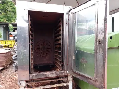 LOTE 558 - 01 FORNO A GÁS INDUSTRIAL COM AVARIAS. (NO ESTADO) ATENÇÃO! FAZER A VISITAÇÃO ANTES DE ARREMATAR, NÃO SABEMOS SE FUNCIONA. LEILÃO NÃO TEM GARANTIA E NEM DEVOLUÇÃO, SUJEITO A POSSÍVEIS AVARIAS VISÍVEIS/OCULTAS E/OU AUSÊNCIA DE COMPONENTES.