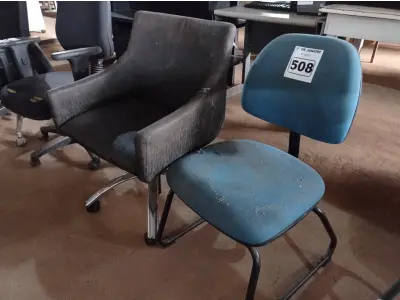 LOTE 508 - 01 CADEIRA GIRATÓRIA E 01 PÉ FIXO. (NO ESTADO) ATENÇÃO! FAZER A VISITAÇÃO ANTES DE ARREMATAR, NÃO SABEMOS SE FUNCIONA. LEILÃO NÃO TEM GARANTIA E NEM DEVOLUÇÃO, SUJEITO A POSSÍVEIS AVARIAS VISÍVEIS/OCULTAS E/OU AUSÊNCIA DE COMPONENTES.