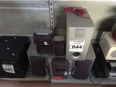 LOTE 044 - 01 APARELHO DE SOM 3X1 MARCA PANASONIC. (NO ESTADO) ATENÇÃO! FAZER A VISITAÇÃO ANTES DE ARREMATAR, NÃO SABEMOS SE FUNCIONA. LEILÃO NÃO TEM GARANTIA E NEM DEVOLUÇÃO, SUJEITO A POSSÍVEIS AVARIAS VISÍVEIS/OCULTAS E/OU AUSÊNCIA DE COMPONENTES.