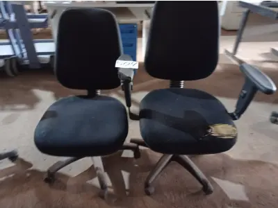 LOTE 504 - 02 CADEIRAS PARA ESCRITÓRIO NA COR PRETA. (NO ESTADO) ATENÇÃO! FAZER A VISITAÇÃO ANTES DE ARREMATAR, NÃO SABEMOS SE FUNCIONA. LEILÃO NÃO TEM GARANTIA E NEM DEVOLUÇÃO, SUJEITO A POSSÍVEIS AVARIAS VISÍVEIS/OCULTAS E/OU AUSÊNCIA DE COMPONENTES.
