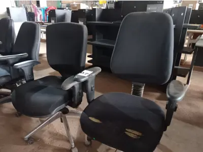 LOTE 507 - 02 CADEIRAS PARA ESCRITÓRIO NA COR PRETA. (NO ESTADO) ATENÇÃO! FAZER A VISITAÇÃO ANTES DE ARREMATAR, NÃO SABEMOS SE FUNCIONA. LEILÃO NÃO TEM GARANTIA E NEM DEVOLUÇÃO, SUJEITO A POSSÍVEIS AVARIAS VISÍVEIS/OCULTAS E/OU AUSÊNCIA DE COMPONENTES.