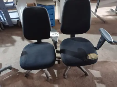 LOTE 504 - 02 CADEIRAS PARA ESCRITÓRIO NA COR PRETA. (NO ESTADO) ATENÇÃO! FAZER A VISITAÇÃO ANTES DE ARREMATAR, NÃO SABEMOS SE FUNCIONA. LEILÃO NÃO TEM GARANTIA E NEM DEVOLUÇÃO, SUJEITO A POSSÍVEIS AVARIAS VISÍVEIS/OCULTAS E/OU AUSÊNCIA DE COMPONENTES.
