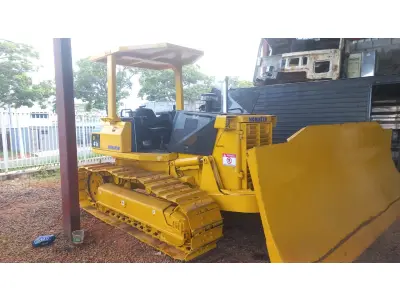 LOTE 566 - 01 TRATOR DE ESTEIRA KOMATSU D41 ANO 2007, 4.300 HORAS FUNCIONA TUDO. (NO ESTADO)(RETIRADA EM GOIÂNIA)(AGENDAR VISTORIA EM GOIÂNIA¨. 61-98153-0503 JÚNIOR)