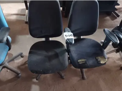 LOTE 506 - 02 CADEIRAS PARA ESCRITÓRIO NA COR PRETA. (NO ESTADO) ATENÇÃO! FAZER A VISITAÇÃO ANTES DE ARREMATAR, NÃO SABEMOS SE FUNCIONA. LEILÃO NÃO TEM GARANTIA E NEM DEVOLUÇÃO, SUJEITO A POSSÍVEIS AVARIAS VISÍVEIS/OCULTAS E/OU AUSÊNCIA DE COMPONENTES.