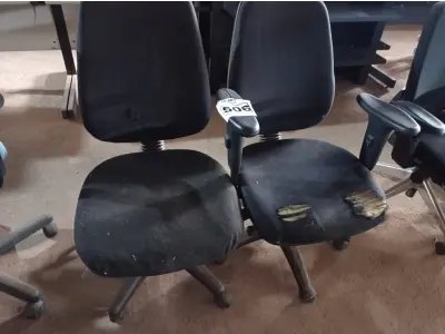 LOTE 506 - 02 CADEIRAS PARA ESCRITÓRIO NA COR PRETA. (NO ESTADO) ATENÇÃO! FAZER A VISITAÇÃO ANTES DE ARREMATAR, NÃO SABEMOS SE FUNCIONA. LEILÃO NÃO TEM GARANTIA E NEM DEVOLUÇÃO, SUJEITO A POSSÍVEIS AVARIAS VISÍVEIS/OCULTAS E/OU AUSÊNCIA DE COMPONENTES.
