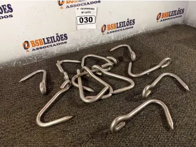 LOTE 030 - 01 LOTE COM VÁRIOS GANCHOS EM AÇO INOX. (NO ESTADO) ATENÇÃO! FAZER A VISITAÇÃO ANTES DE ARREMATAR, NÃO SABEMOS SE FUNCIONA. LEILÃO NÃO TEM GARANTIA E NEM DEVOLUÇÃO, SUJEITO A POSSÍVEIS AVARIAS VISÍVEIS/OCULTAS E/OU AUSÊNCIA DE COMPONENTES.