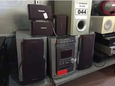 LOTE 044 - 01 APARELHO DE SOM 3X1 MARCA PANASONIC. (NO ESTADO) ATENÇÃO! FAZER A VISITAÇÃO ANTES DE ARREMATAR, NÃO SABEMOS SE FUNCIONA. LEILÃO NÃO TEM GARANTIA E NEM DEVOLUÇÃO, SUJEITO A POSSÍVEIS AVARIAS VISÍVEIS/OCULTAS E/OU AUSÊNCIA DE COMPONENTES.