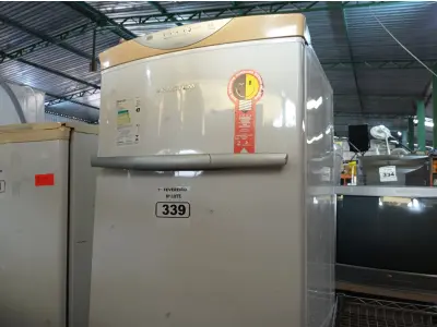 LOTE 339 - 01 GELADEIRA MARCA BRASTEMP 127V. (NO ESTADO) ATENÇÃO! FAZER A VISITAÇÃO ANTES DE ARREMATAR, NÃO SABEMOS SE FUNCIONA. LEILÃO NÃO TEM GARANTIA E NEM DEVOLUÇÃO, SUJEITO A POSSÍVEIS AVARIAS VISÍVEIS/OCULTAS E/OU AUSÊNCIA DE COMPONENTES.
