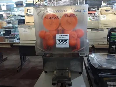 LOTE 355 - 01 MÁQUINA DE ESPREMER LARANJAS MARCA VENANCIO. (NO ESTADO) ATENÇÃO! FAZER A VISITAÇÃO ANTES DE ARREMATAR, NÃO SABEMOS SE FUNCIONA. LEILÃO NÃO TEM GARANTIA E NEM DEVOLUÇÃO, SUJEITO A POSSÍVEIS AVARIAS VISÍVEIS/OCULTAS E/OU AUSÊNCIA DE COMPONENTES.