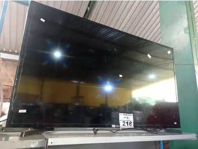 LOTE 218 - 01 TV SAMSUNG 48” POL PARA RETIRADA DE PEÇAS. (NO ESTADO) ATENÇÃO! FAZER A VISITAÇÃO ANTES DE ARREMATAR, NÃO SABEMOS SE FUNCIONA. LEILÃO NÃO TEM GARANTIA E NEM DEVOLUÇÃO, SUJEITO A POSSÍVEIS AVARIAS VISÍVEIS/OCULTAS E/OU AUSÊNCIA DE COMPONENTES.