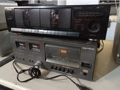 LOTE 331 - 02 STÉREO CASSETE DECK E 01 TOCA DISCOS MARCAS E MODELOS DIVERSOS. (NO ESTADO) ATENÇÃO! FAZER A VISITAÇÃO ANTES DE ARREMATAR, NÃO SABEMOS SE FUNCIONA. LEILÃO NÃO TEM GARANTIA E NEM DEVOLUÇÃO, SUJEITO A POSSÍVEIS AVARIAS VISÍVEIS/OCULTAS E/OU AUSÊNCIA DE COMPONENTES.