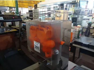 LOTE 355 - 01 MÁQUINA DE ESPREMER LARANJAS MARCA VENANCIO. (NO ESTADO) ATENÇÃO! FAZER A VISITAÇÃO ANTES DE ARREMATAR, NÃO SABEMOS SE FUNCIONA. LEILÃO NÃO TEM GARANTIA E NEM DEVOLUÇÃO, SUJEITO A POSSÍVEIS AVARIAS VISÍVEIS/OCULTAS E/OU AUSÊNCIA DE COMPONENTES.