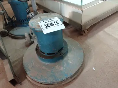 LOTE 253 - 01 ENCERADEIRA INDUSTRIAL (NO ESTADO) ATENÇÃO! FAZER A VISITAÇÃO ANTES DE ARREMATAR, NÃO SABEMOS SE FUNCIONA. LEILÃO NÃO TEM GARANTIA E NEM DEVOLUÇÃO, SUJEITO A POSSÍVEIS AVARIAS VISÍVEIS/OCULTAS E/OU AUSÊNCIA DE COMPONENTES.
