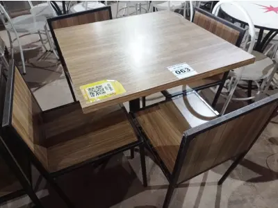 LOTE 063 - 01 CONJUNTO DE MESA COM TAMPO EM MADEIRA E PÉS DE FERRO COM 04 CADEIRAS MEDINDO 80CMX80CM. (NO ESTADO, NÃO SABEMOS SE FUNCIONA. LEILÃO NÃO TEM GARANTIA E NEM DEVOLUÇÃO).