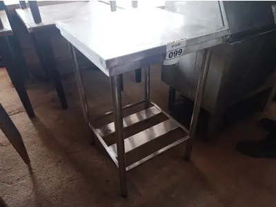 LOTE 099 - 01 MESA COM PANELEIRO 60CMX60CM EM AÇO INOX 304. (NO ESTADO, NÃO SABEMOS SE FUNCIONA. LEILÃO NÃO TEM GARANTIA E NEM DEVOLUÇÃO).